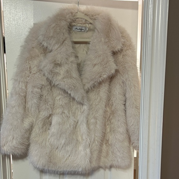 Elegant Cream Faux Fur Coat - Picture 7 of 11